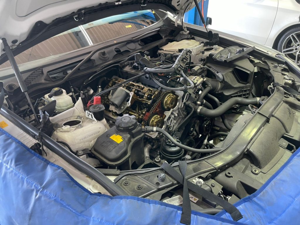 BMW　X1エンジンルーム